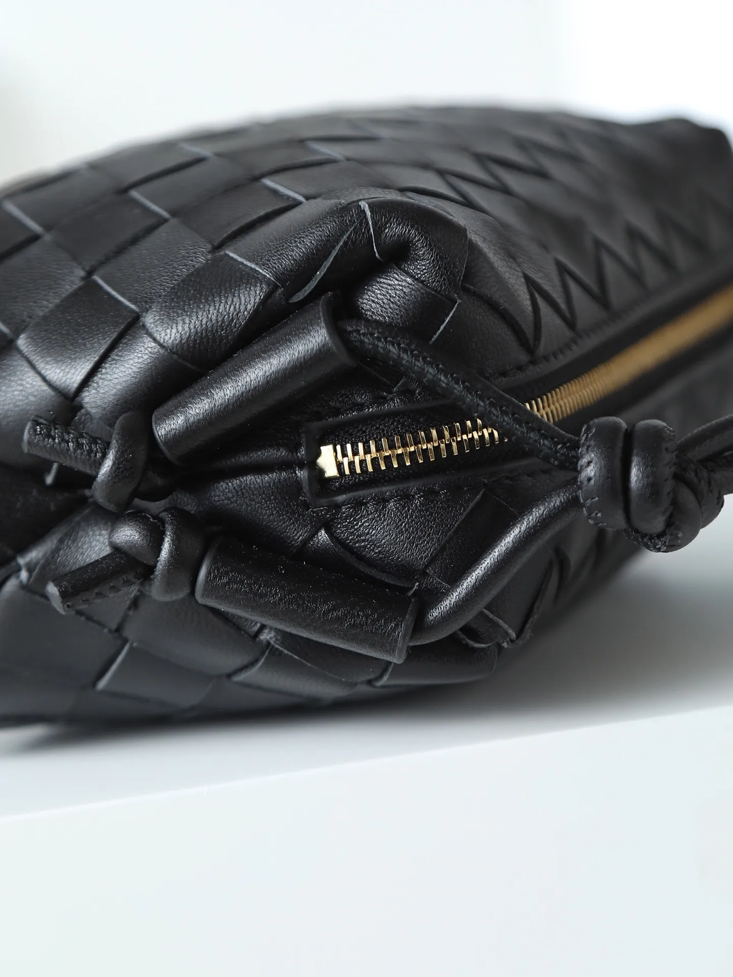 Batch 1300. 𝗕𝗼𝘁𝘁𝗲𝗴𝗮 𝗩𝗲𝗻𝗲𝘁𝗮———— The latest version of the loop camera bag💥 at the BV King of Cost-Effectiveness counter, large woven texture➕As always, ultra-high-quality lambskin, with zippers and adjustable drawstrings, it is especially suitable for the belly💫It can fit anything, and it is very light in weight. It is suitable for girls of all ages. Size: 17*10*6 Style number: 680254